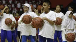 Sejumlah anak-anak saat mengikuti coaching clinic bersama Jr. NBA di GOR Soemantri Brodjonegoro, Kuningan, Jakarta, Kamis (17/10). Jr. NBA bekerjasama dengan Pemprovi DKI Jakarta padukan kurikulum olahraga basket dan pengembangan kebugaran. (Bola.com/Yoppy Renato)