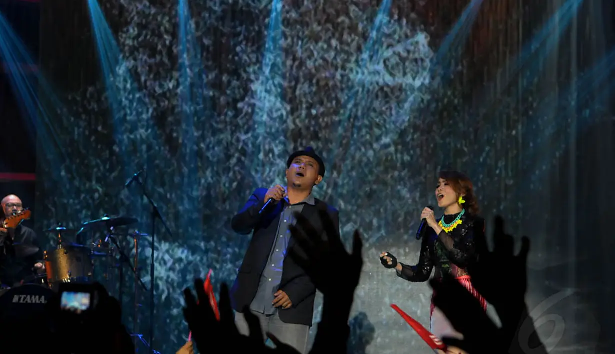 Mendapat kejutan, Momo Geisha berkesempatan duet bersama sang idola, Fadly menyanyikan "Kasih Tak Sampai" di Studio Penta SCTV, Jakarta, Selasa (13/05/14). (Liputan6.com/Andrian Martinus)