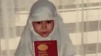 Fitria Yusuf unggah potret sedang mengenakan mukena dan memegang Alquran (Dok.Instgaram/@fitriayusuf_official/https://www.instagram.com/p/CCvjJa5hGIU/Komarudin)