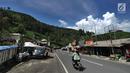 Sejumlah pengendara motor melewati jalan yang sepi di kawasan Puncak, Bogor (29/03). Sebelumnya, tebing penyangga Jalan Nasional di kawasan Puncak Pass, Ciloto Cianjur longsor sedalam 40 meter. (Merdeka.com/Arie Basuki)
