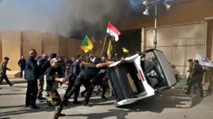 Para demonstran merusak mobil di dalam kompleks kedutaan besar AS, di Baghdad, Irak, Selasa (31/12/2019). Ribuan demonstran menyerbu kompleks Kedutaan Besar Amerika Serikat (Kedubes AS) di Baghdad, Irak menghancurkan pintu utama dan membakar area penerimaan tamu. (AP Photo/Khalid Mohammed)