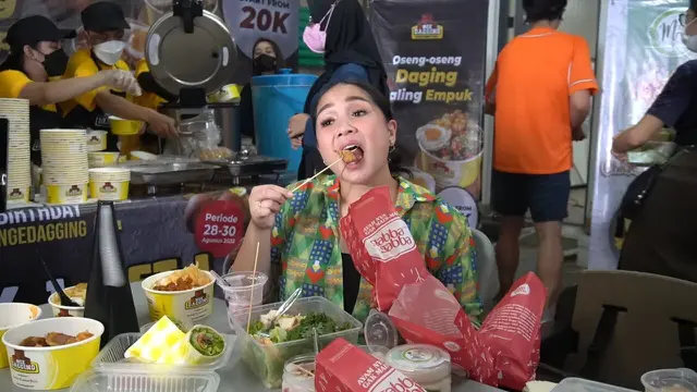 Nagita Slavina menjajal ayam goreng tanpa tulang GabbaGabba
