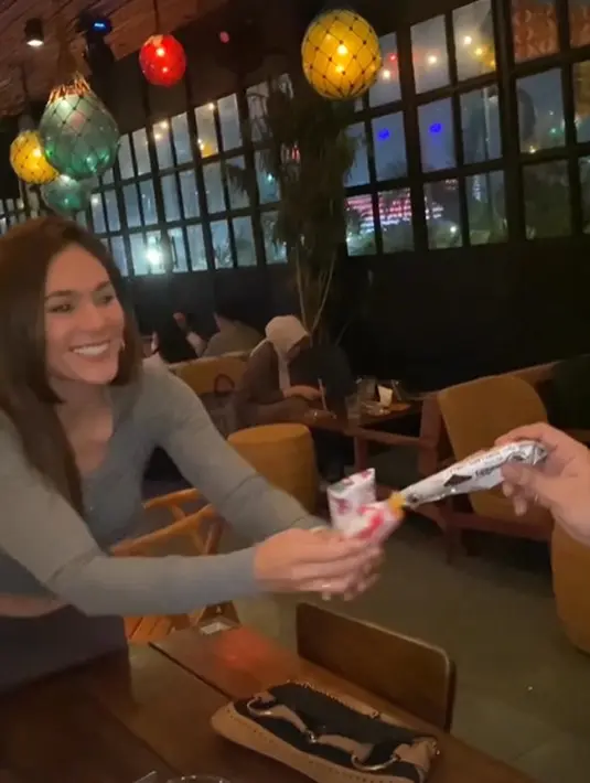 <p>Wulan Guritno mengenakan v-neck long sleeve yang dipadukan dengan rok panjang [@lucyintheskyjakarta]</p>