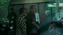 Mantan Wamenkumham, Denny Indrayana bersama Refly Harun (kanan) mendatangi Gedung KPK, Jakarta, Selasa (17/2/2015). Kedatangan mereka untuk membahas berbagai persoalan yang kini dihadapi KPK bersama pimpinan KPK. (Liputan6.com/Faisal R Syam)