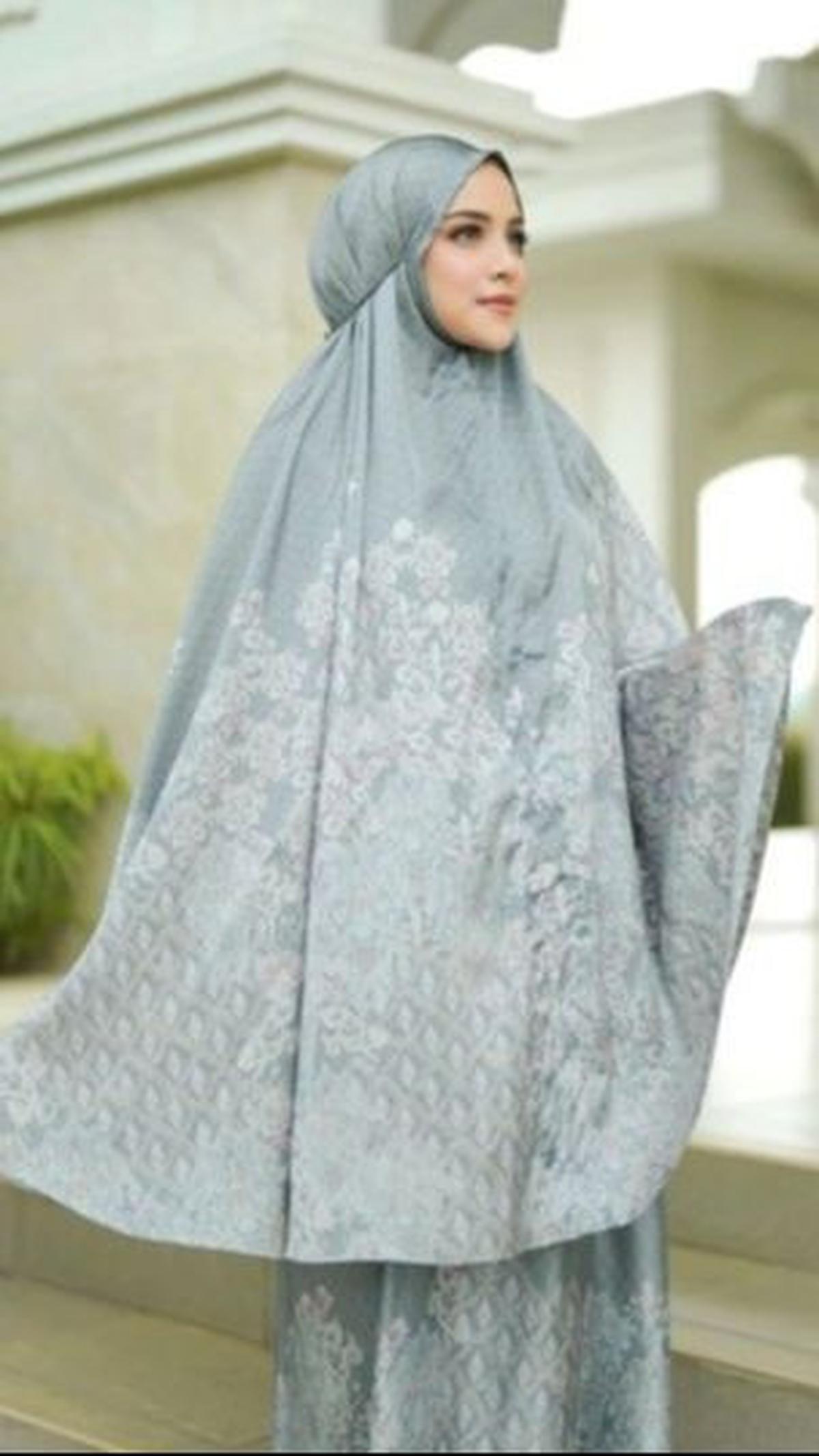 6. Chain 2 La Bella Prayer Robe: Versatile dan Menawan