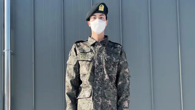 Jin BTS saat wamil. (Weverse via Soompi)