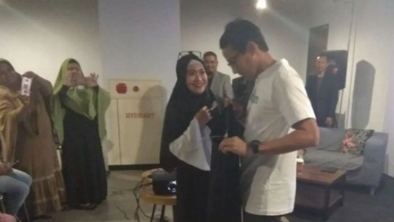 Wakil Gubernur DKI Sandiaga Uno membeli celana untuk istrinya.