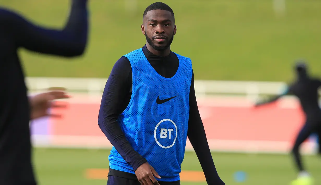 Gareth Southgate lebih melirik Harry Maguire dibandingkan bek tengah AC Milan, Fikayo Tomori dengan alasan lebih membutuhkan pemain yang berpengalaman. Padahal Tomori merupakan pemain andalan AC Milan saat menjadi juara Liga Italia musim lalu. Musim ini pemain berusia 24 tahun itu juga cukup impresif tampil di Serie A dibawah asuhan Stefano Pioli dan selalu menjadi starter. (AFP/Lindsey Parnaby)