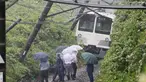 Petugas mengamati kereta yang tergelincir dalam tanah longsor yang disebabkan topan mindulle di Higashimurayama, Tokyo, Senin (22/8). Ratusan penerbangan serta perjalanan kereta api di Tokyo dibatalkan akibat terjangan Topan Mindulle. (Jiji Press/AFP)