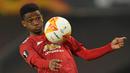 Gelandang Manchester United, Amad Diallo mengontrol bola dengan dada saat menghadapi Granada dalam laga leg kedua perempatfinal Liga Europa 2020/2021 di Old Trafford Stadium, Manchester, Kamis (15/4/2021). Manchester United menang 2-0 atas Granada. (AFP/Oli Scarff)