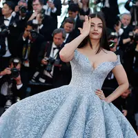 Aktris India Aishwarya Rai menghadiri pemutaran film Okja di Festival Film Cannes 2017, 19 Mei 2017. Rambut panjang ibu satu anak itu dibiarkan terurai, sementara bibirnya cukup dipulas dengan lipstik warna ungu muda. (AP Photo/Thibault Camus)