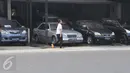 Warga melintas di depan sejumlah mobil di showroom penjualan mobil bekas di kawasan Depok, Rabu (1/7/2015). Menjelang Lebaran, tingkat penjualan mobil bekas hanya menimgkat sekitar 10-15%. (Liputan6.com/Herman Zakharia)