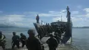 Sejumlah Marinir Filipina turun dari kapal selama simulasi latihan bencana saat latihan militer gabungan Filipina-AS di kota Casiguran, provinsi Aurora (15/5). Latihan militer tahunan ini berlangsung selama 10 hari. (AFP Photo/Ted Aljibe)