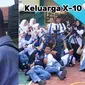 Momen teman sekelas di sebuah SMA di Karanganyar Kebumen Jawa Tengah membelikan sepeda untuk Romsi yang ke sekolah jalan kaki. (Dok: TikTok @srihayati999)