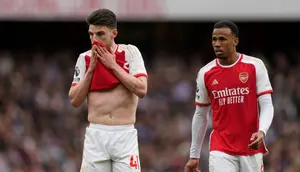 Declan Rice (kiri)&nbsp;dan Gabriel dari Arsenal menunjukkan reaksi tak percaya saat mereka takluk dari Aston Villa di stadion Emirates pada lanjutan Liga Inggris 20232024, Minggu, 14 April 2024. (AP Photo/Kirsty Wigglesworth)