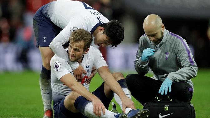Penyerang Tottenham Hotspur, Harry Kane, harus absen selama dua bulan akibat mengalami cedera ligamen di pergelangan kaki kirinya. (AP Photo/Matt Dunham)