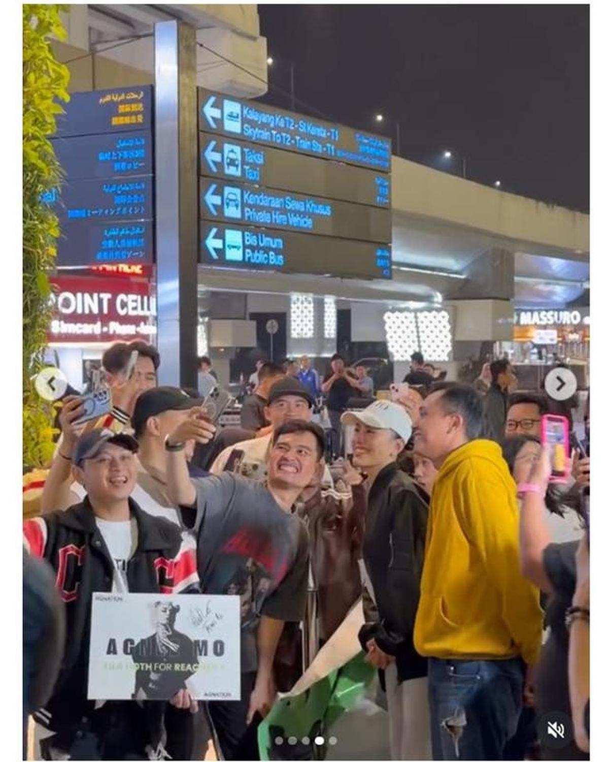 6 Potret Agnez Mo Pulang Indonesia Disambut Fans di Bandara, Penuh Kejutan