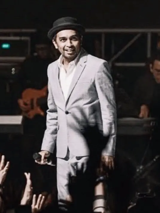 “Kami pecinta musik Indonesia, kehilanganmu.. Karyamu indahmu, suara emasmu, dan kenangan2mu. Semoga perjalananmu pulang ke rumah ALLAH menjadi dunia yang menyenangkan untuk kamu. Bertemu dengan Sang Maha Cinta...,” tulis Maia. (Instagram/glennfredly)