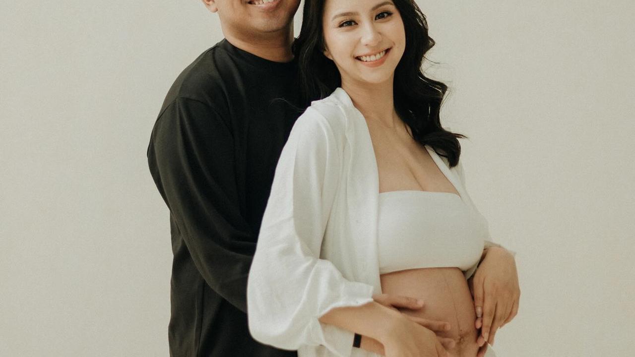 Potret Maternity Shoot Perdana Clairine Clay dan Joshua Suherman, Outfitnya Black & White