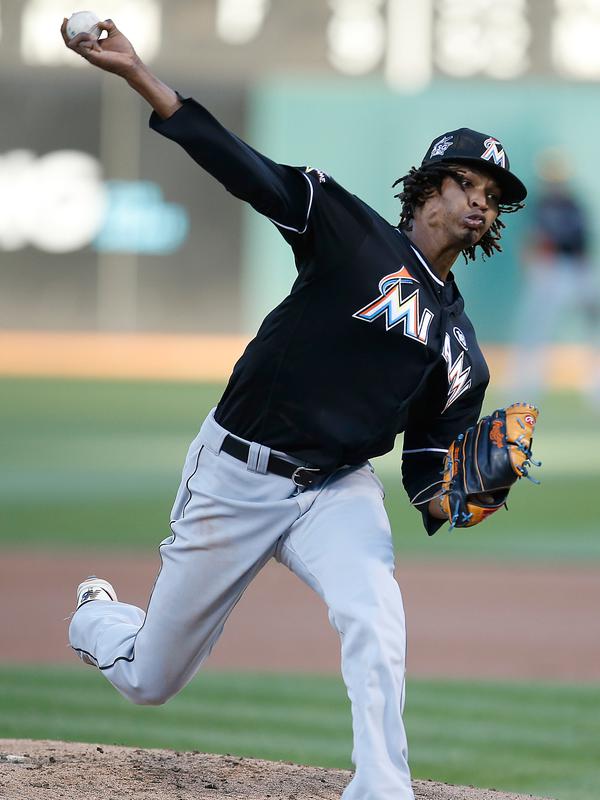 Ekspresi Pelempar (pitcher) Miami Marlins, Jose Urena (62) saat berhadapan dengan Atletik Oakland pada pertandingan pertama bisbol di Oakland, California (21/5). (AP Photo / Tony Avelar)
