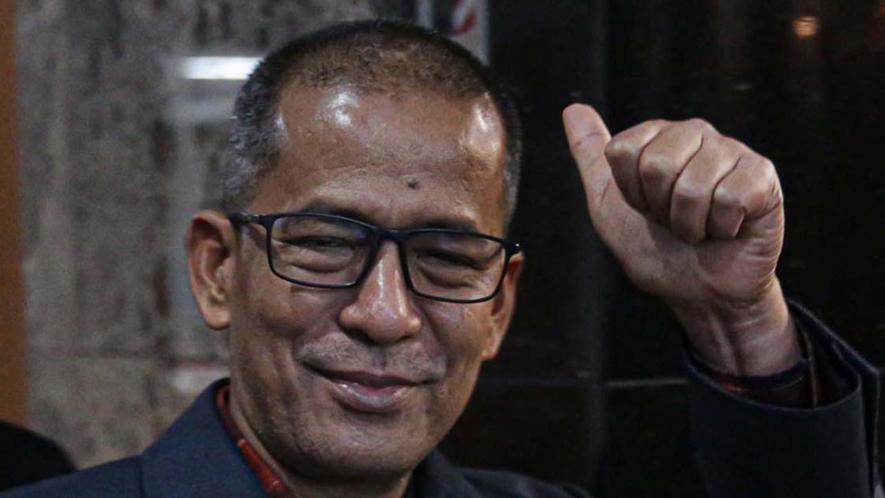 FOTO: Gaya Santai Hakim Saldi Isra Diperiksa MKMK, Acungkan Jempol dan Tertawa soal 'Mahkamah Keluarga