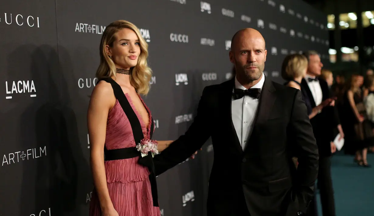 Model dan aktris Rosie Huntington-Whiteley seusai berpose bersama sang kekasih, aktor Jason Statham saat tiba menghadiri gala LACMA Art + Film di Los Angeles, California, Minggu (7/11). (Jason Merritt/Getty Images untuk LACMA / AFP)