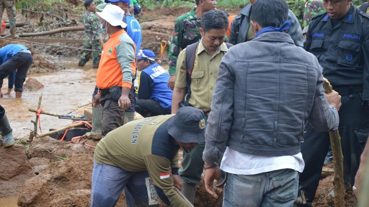 Relawan membersihkan sungai