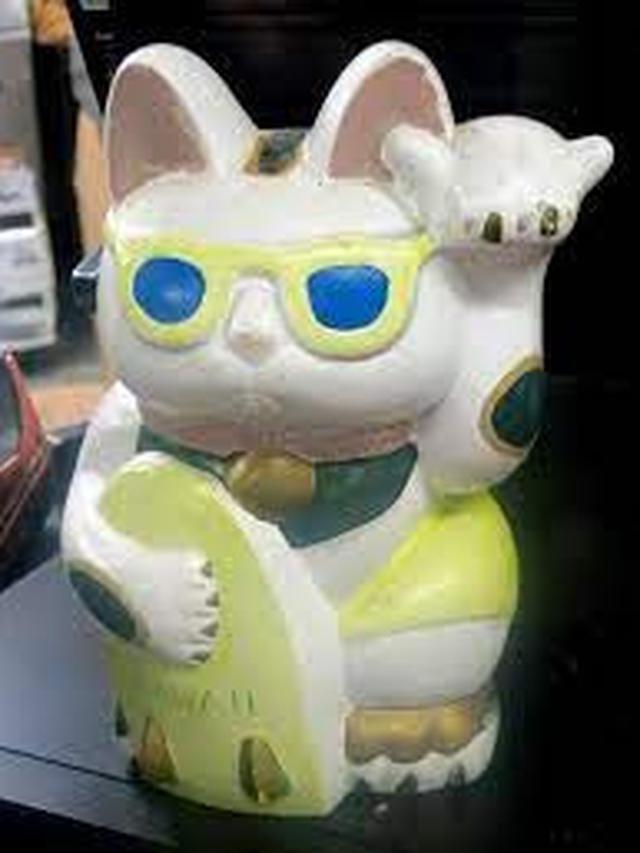 Kocak, Ini 6 Potret Maneki Neko Lucu yang Berpose Nyeleneh