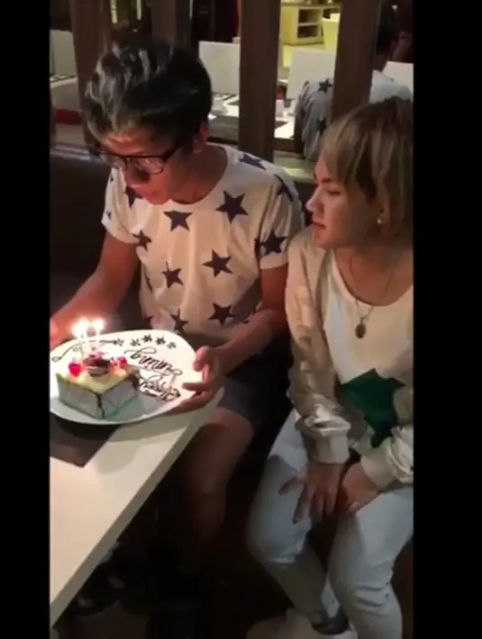 Suasana haru begitu terlihat saat menyaksikan Aming yang sedang duduk di sebuah meja mendapatkan kejutan dari mantan istri. Aming sendiri tak menyangka kedatangan mantan istrinya. (Instagram/ev0124)