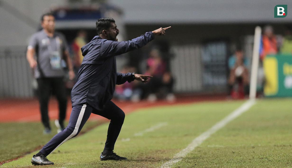 Pelatih Malaysia U-17, Osmera bin Omaro terlihat lincah penuh energi dan tampak sibuk kesana kemari mengawasi jalannya pertandingan sambil berteriak dari pinggir lapangan. (Bola.com/Ikhwan Yanuar)