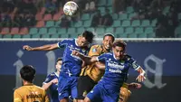 Pemain Persib Bandung, Kakang Rudianto (kiri) dan Daisuke Sato berebut bola dengan pemain Bhayangkara FC, Alex Martins Ferreira (tengah) pada laga lanjutan BRI Liga 1 2022/2023 antara Persib Bandung melawan Bhayangkara FC di Stadion Pakansari, Bogor, Jumat (24/03/2023). (Bola.com/Bagaskara Lazuardi)