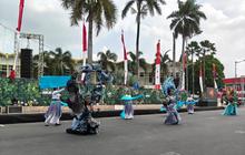 Siswa Sekolah Rakyat JFC 2026 Pukau Panggung Jember Fashion Carnaval dengan Kostum Daur Ulang