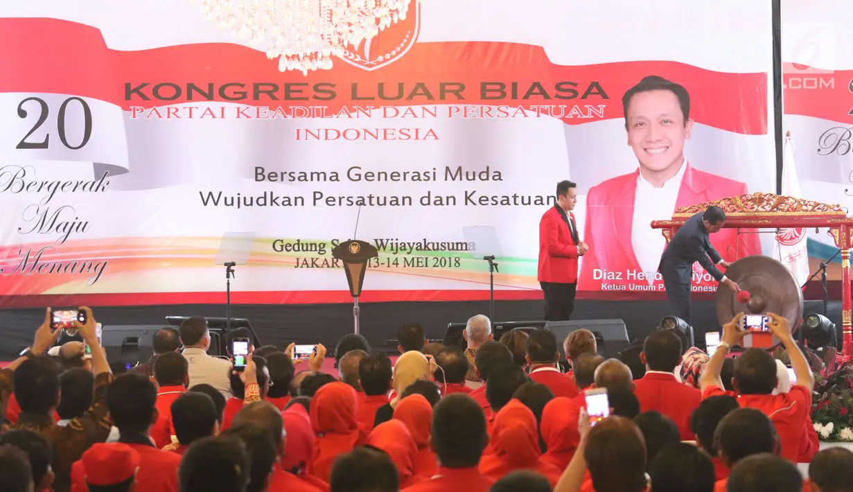 Presiden Joko Widodo (Jokowi) didampingi Ketua umum baru PKPI, Diaz Hendropriyono memukul gong sebagai tanda penutupan kongres luar biasa Partai Keadilan dan Persatuan Indonesia (PKPI) di Jakarta, Senin (14/5). (Liputan6.com/Angga Yuniar)