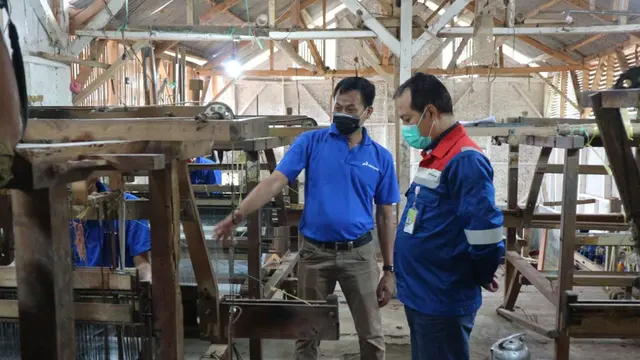 Area Manager Karaha Roy Bandoro Swandaru, mendapat penjelasan mengenai pembuatan benang sutra di salah satu kelompok binaan PGE Karaha, Tasikmalaya, Jawa Barat.