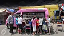Anak-anak membaca buku yang disediakan perpustakaan keliling di kawasan Tanah Abang, Jakarta, Minggu (11/10). Keberadaan perpustakaan keliling untuk meningkatkan minat baca pada anak-anak. (Liputan6.com/Immanuel Antonius)
