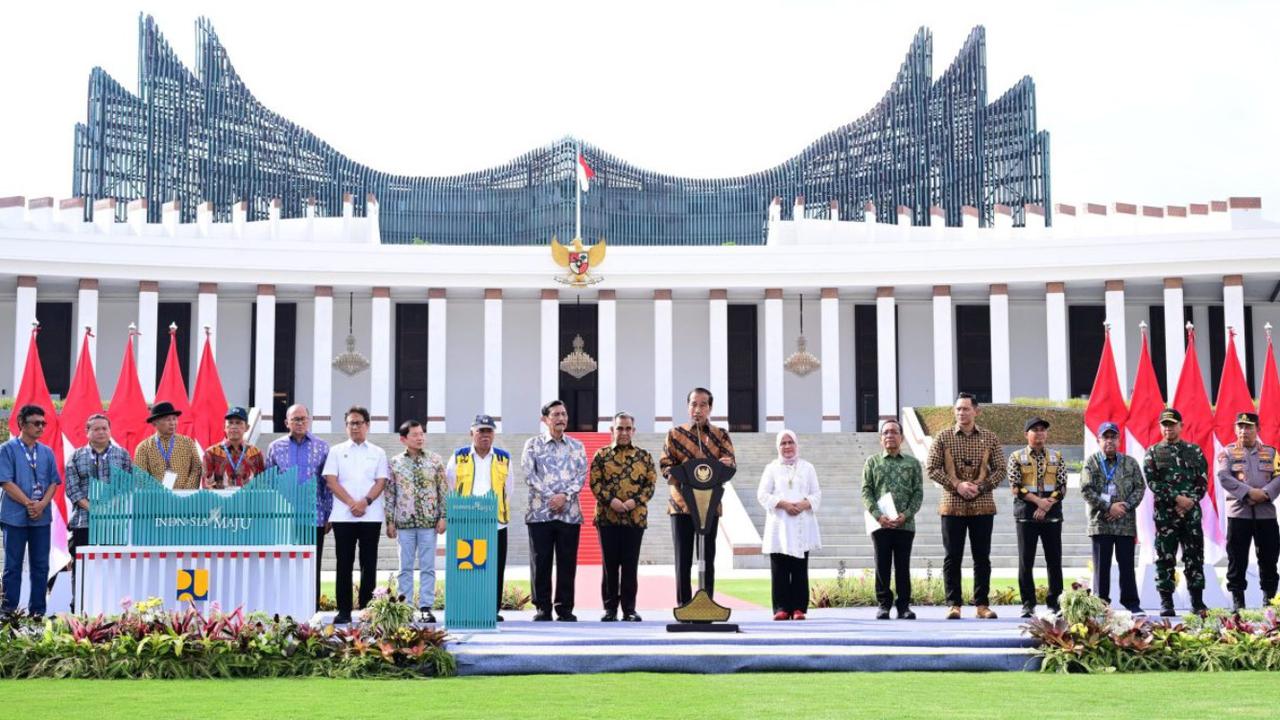 Presiden Joko Widodo didampingi Ibu Iriana Joko Widodo meresmikan Istana Negara