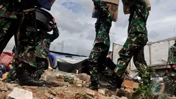 Personel TNI AD mengeluarkan  barang milik warga ketika berlangsungnya pembebasan Asrama Batalyon Siliwangi di Cililitan, Jakarta Timur, Kamis (8/1/2015). (Liputan6.com/Johan Tallo)