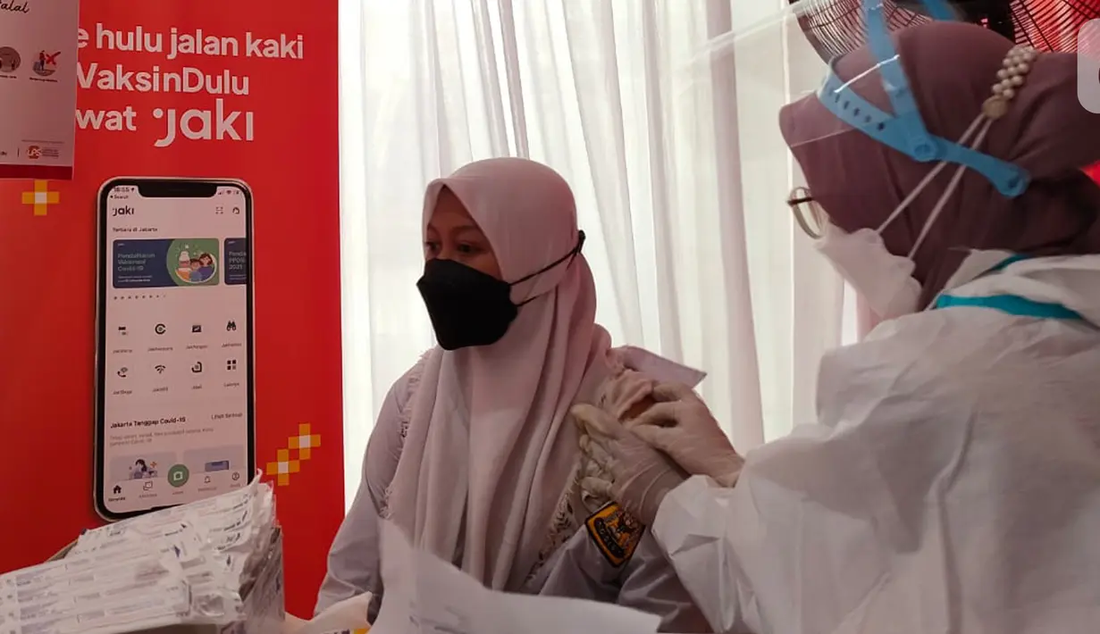Siswi sedang divaksin di Sentra Vaksinasi SMA 111 Jakarta, Selasa (31/8/2021). Sejak Juli 2021, Bank DKI telah memiliki 1,31 juta Number of Account KEJAR terdiri dari 1,12 juta pemegang KJP, 183 ribu Tabungan Simpel serta non-Tabungan Simpel dan 4,3 ribu non-KJP. (Liputan6.com/HO/BDKI)