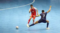 Pemain Timnas Futsal Indonesia, Dewa Rizki mencoba melewati pemain Belanda pada laga lanjutan Four Nations Cup 2025 yang bergulir di Hall Basket Senayan, Jakarta, pada Sabtu (20/9/2025).