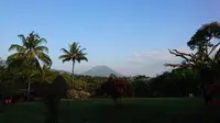 Gunung Andong terlihat dari halaman ruang resepsionis MesaStila, Magelang. (Liputan6.com/Dinny Mutiah)