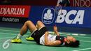 Tunggal putra Indonesia, Ihsan Maulana Mustofa terkapar saat laga melawan Huang Yuxiang (Tiongkok) di babak kedua BCA Indonesia Open 2016, Jakarta, Kamis (2/6/2016). Ihsan menang dua set langsung 21-18, 21-15. (Liputan6.com/Helmi Fithriansyah)