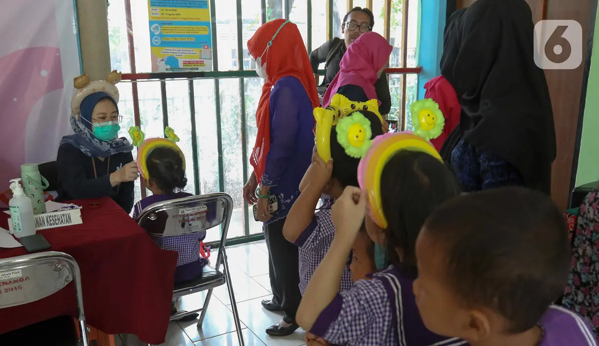 Kegiatan imunisasi ini diikuti oleh 100 peserta dari murid Pendidikan Anak Usia Dini (PAUD) di sekitar Kecamatan Gambir. (Liputan6.com/Herman Zakharia)