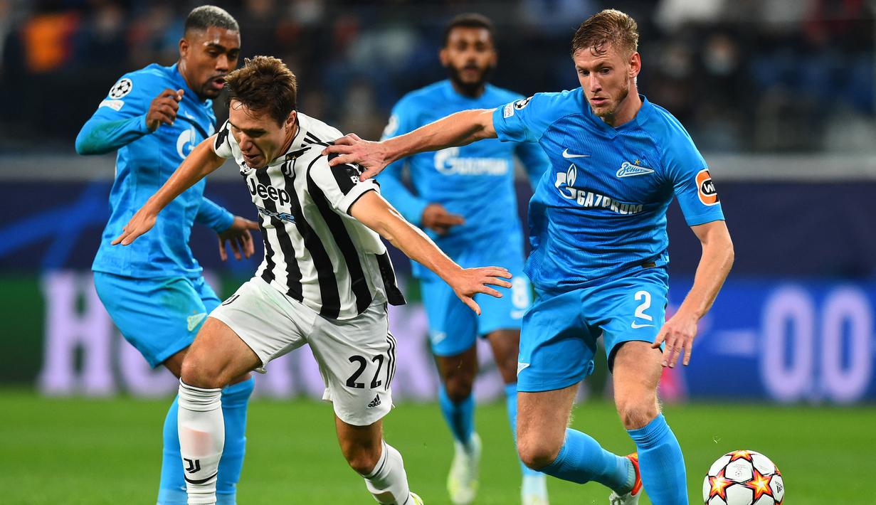 Pada menit ke-26 gantian Juventus yang memperoleh peluang. Penetrasi Federico Chiesa (tengah) berhasil melewati dua pemain belakang Zenit, untuk kemudian melepaskan tembakan yang masih mampu diblok lawan. (AFP/Olga Maltseva)