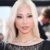 Soo Joo Park juga mengenakan Les Infinis de Camelia, kalung panjang, serta anting-anting hoop Extrait de Camelia dari emas dan berlian merah muda 18K. Kedua aksesori ini dari koleksi Chanel Fine Jewelry. Foto: Document/Chanel.