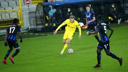 Pemain Borussia Dortmund Erling Haaland (tengah) membawa bola melewati pemain Brugge Simon Deli dan Odilon Kossounou pada pertandingan Grup F Liga Champions di Stadion Jan Breydel, Bruges, Belgia, Rabu (4/11/2020). Dortmund menang 3-0, Erling Haaland mencetak dua gol. (AP Photo/Francisco Seco)