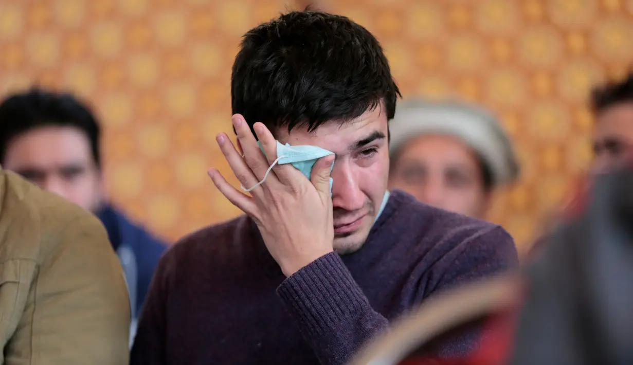 Seorang pria kerabat dari korban kecelakaan pesawat Pakistan International Airlines (PIA) menangis saat menunggu tes DNA di rumah sakit PIMS di Islamabad, Pakistan, Kamis (8/12). (REUTERS / Caren Firouz)