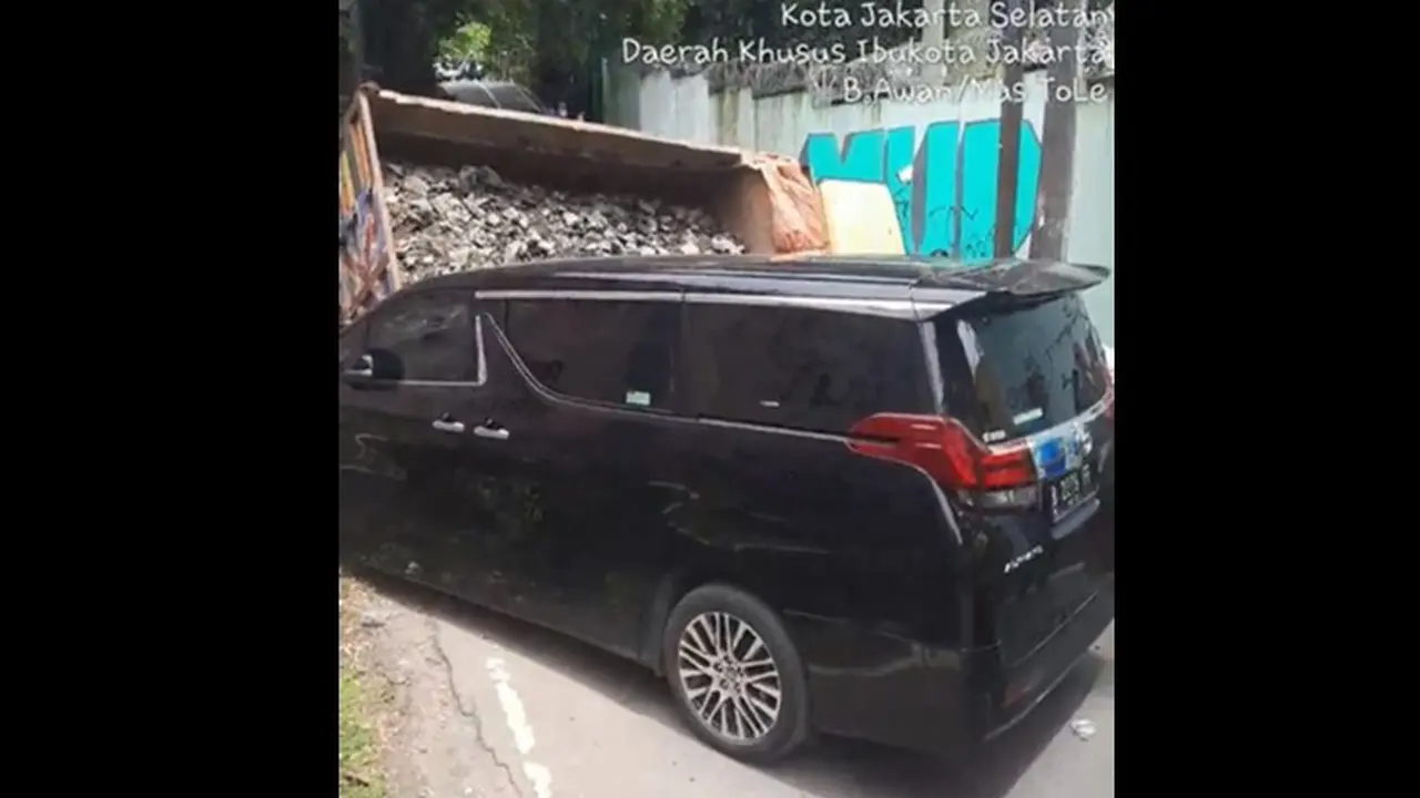 Truk Puing Timpa Mobil Alphard hingga Ringsek di Jaksel