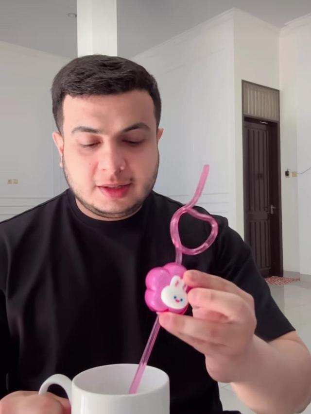 Momen Kocak Miskah Ngerjain Yislam Perkara Sedotan. (instagram/yislamaljaidi)