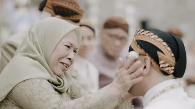 Foto postingan Instagram: Tiko berhadapan dengan ibu mendiang Ashraf Sinclair/ @bcltiko