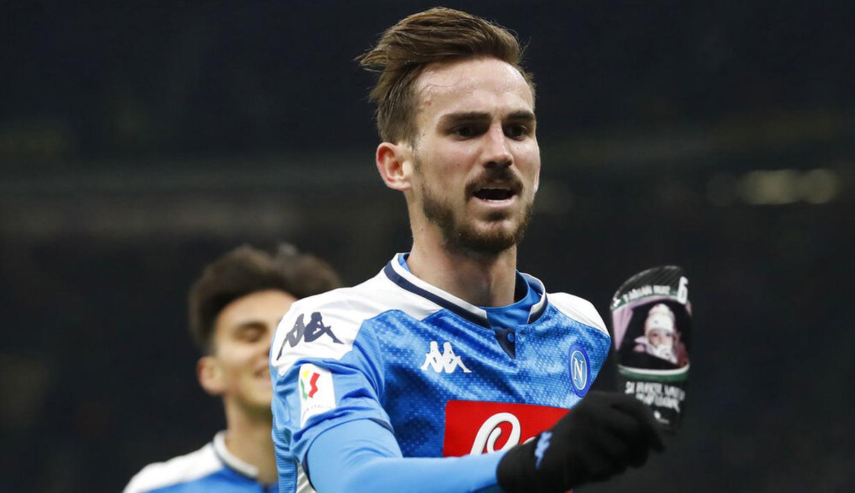 Pemain Napoli, Fabian Ruiz, melakukan selebrasi usai membobol gawang Inter Milan pada laga semifinal Coppa Italia di Stadion Giuseppe Meazza, Rabu (12/2/2020). Inter Milan takluk 0-1 dari Napoli. (AP/Antonio Calanni)